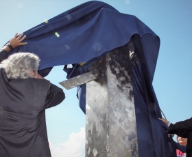 Inauguração da obra de arte "Tributo" em homenagem à Darcy Ribeiro, pelo artista cubano José Villa Soberón. Foto: Beto Monteiro/Ascom UnB. 28/04/2023